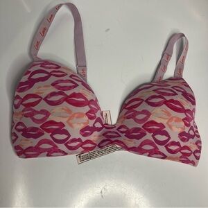 Victoria’s Secret T-shirt lightly lined wireless bra lips size 34C